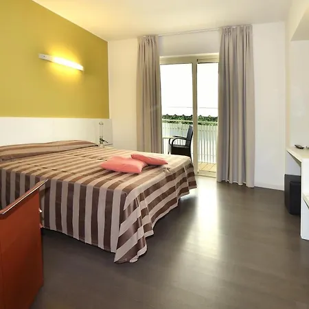 Hotel Meuble Nazionale Lignano Sabbiadoro Exterior photo